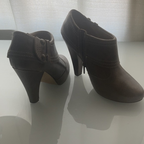 Heeled ankle bootie - Picture 2 of 3